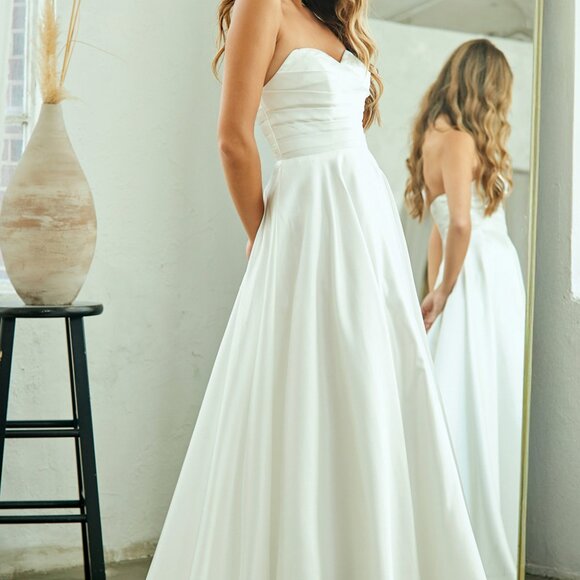 White wedding dress.Destination,courthouse,outdoor,long new bridal gown - Picture 1 of 6